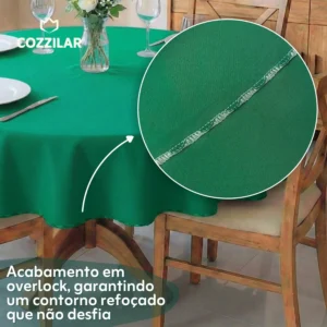 Detalhe da borda da toalha verde na mesa. Destaque em zoom para a costura com acabamento em overlock.