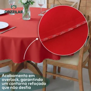 Detalhe da borda da toalha vermelha na mesa. Destaque em zoom para a costura com acabamento em overlock.