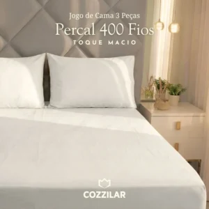 Cama arrumada com lençol e fronhas brancas da Cozzilar. A imagem contém o texto "Jogo de Cama 3 Peças, Percal 400 Fios, Toque Macio".
