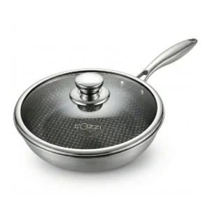 Frigideira de aço inox 20cm com tampa de vidro fechada, isolada em fundo branco.