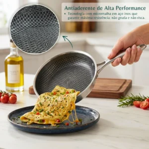 Omelete deslizando da frigideira. Destaque em zoom para a micromalha antiaderente.