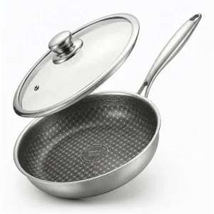 Frigideira wok 28cm com tampa de vidro entreaberta, isolada em fundo branco.
