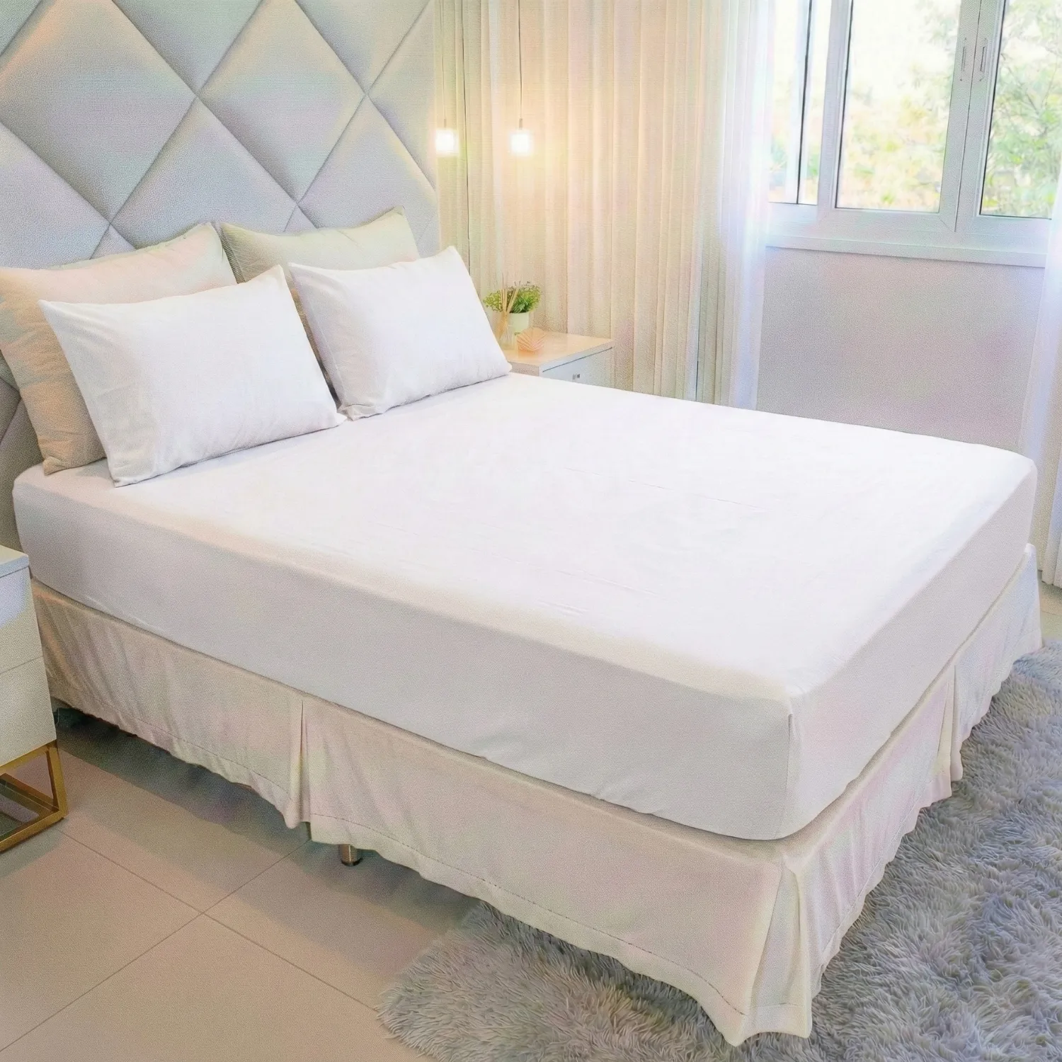 Jogo de Lençol King 400 Fios 3 Peças Branco 1 Cama king com jogo de lençol king 400 fios branco Cozzilar em quarto moderno com cabeceira cinza estofada, saia-cama bege e tapete felpudo.