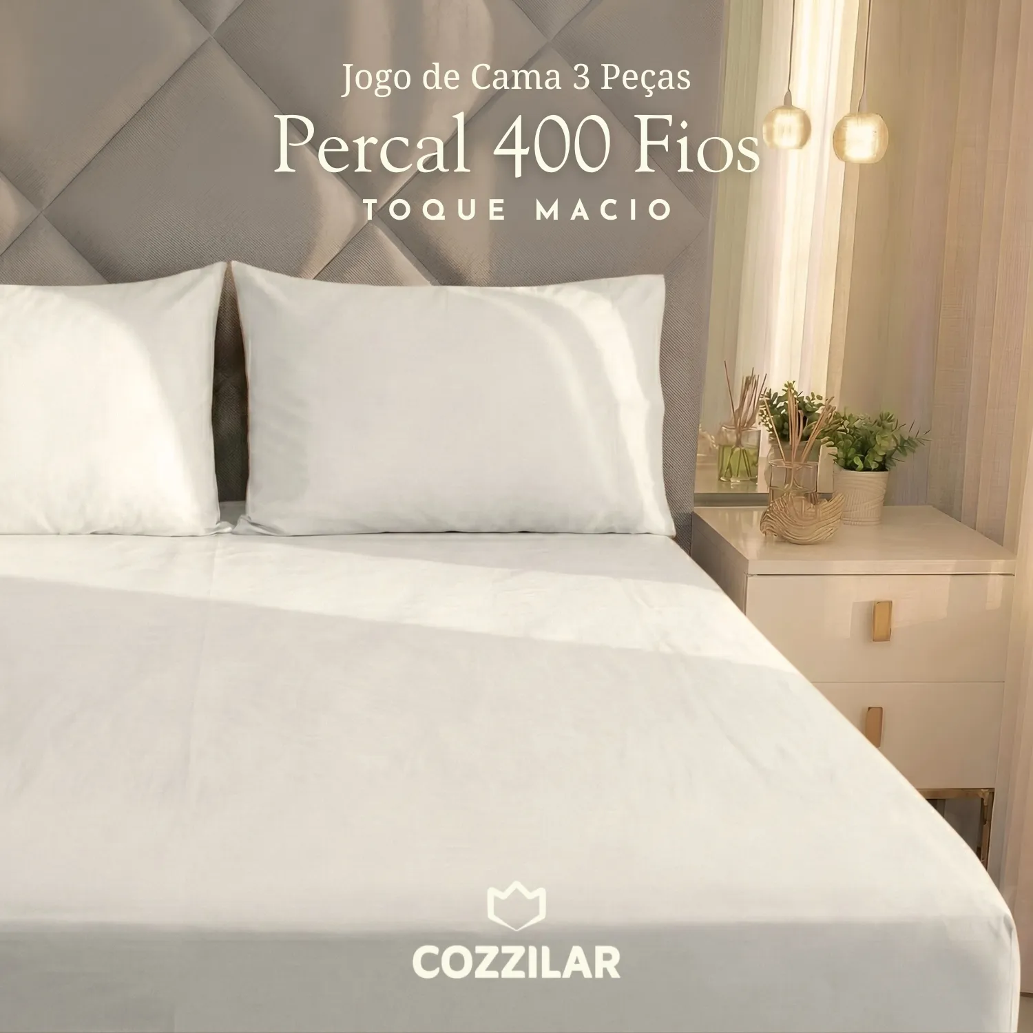 Jogo de Lençol King 400 Fios 3 Peças Branco 2 Jogo de Cama 3 Peças Percal 400 Fios branco Cozzilar em cama king com cabeceira bege. Texto destaca "Toque Macio" ao lado de criado-mudo decorado.