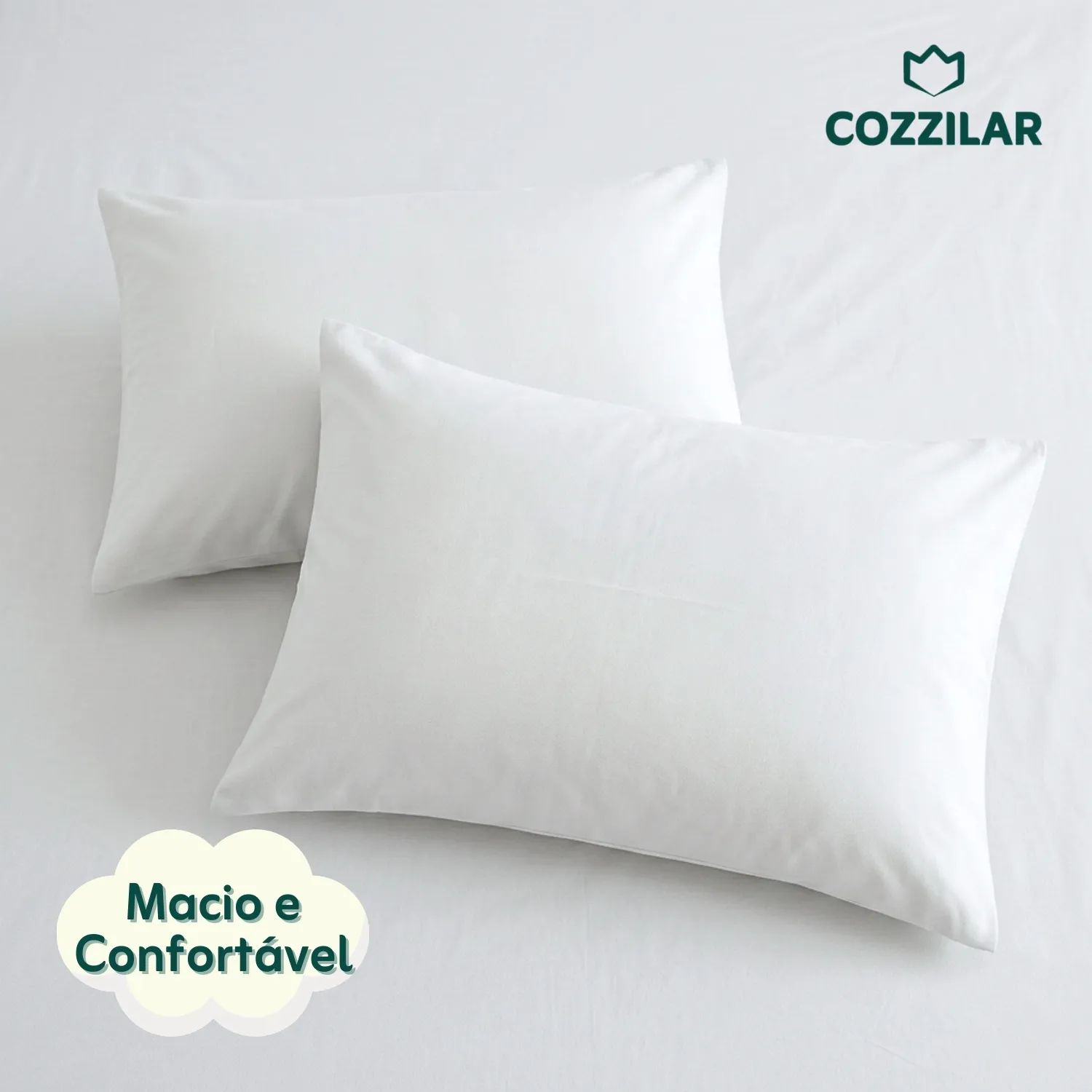 Jogo de Lençol King 400 Fios 3 Peças Branco 5 Duas fronhas do jogo de lençol branco Cozzilar sobre lençol da mesma cor. Selo "Macio e Confortável" destacado no canto inferior esquerdo.