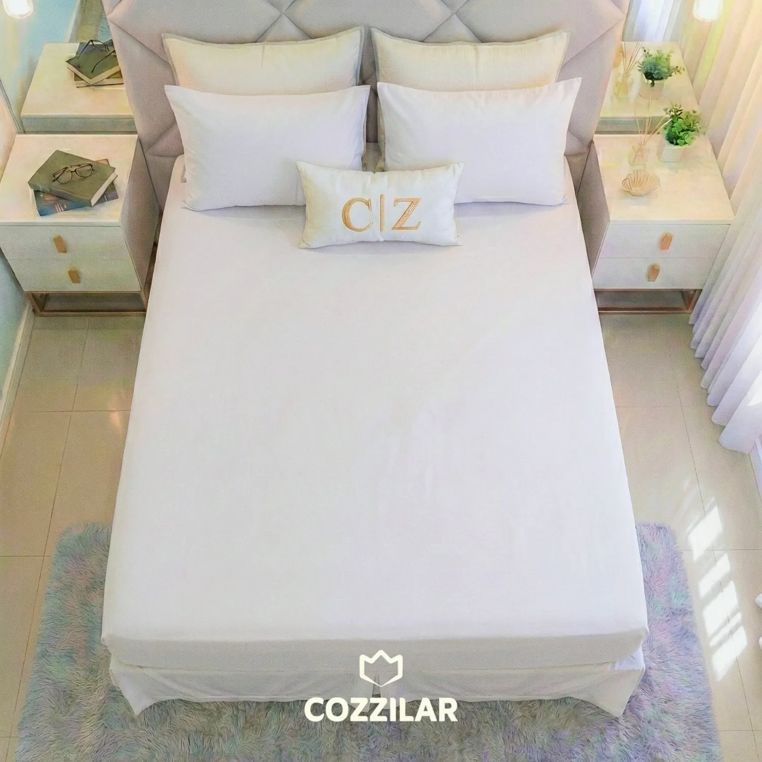 Jogo de Lençol King 400 Fios 3 Peças Branco 7 Vista aérea de cama king com jogo de lençol branco Cozzilar em quarto decorado, com criados-mudos brancos e almofada personalizada com as iniciais C|Z.