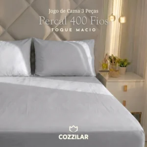 Jogo de Cama 3 Peças Percal 400 Fios cinza Cozzilar em cama king com cabeceira bege. Texto destaca "Toque Macio" ao lado de criado-mudo decorado.