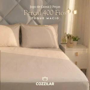 Jogo de Cama 3 Peças Percal 400 Fios nude Cozzilar em cama king com cabeceira bege. Texto destaca "Toque Macio" ao lado de criado-mudo decorado.