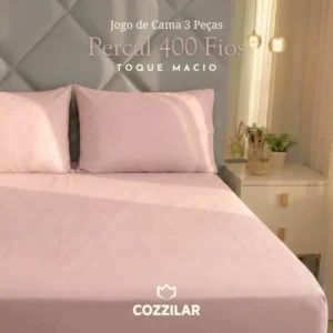 Jogo de Cama 3 Peças Percal 400 Fios rosê Cozzilar em cama king com cabeceira cinza. Texto destaca "Toque Macio" ao lado de criado-mudo decorado.